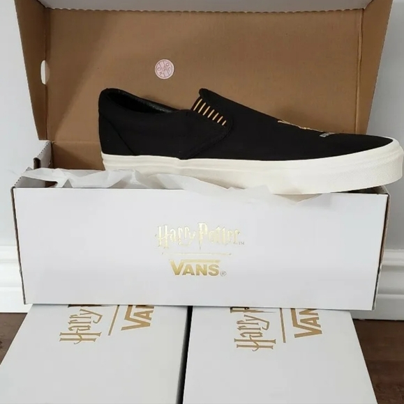 NEW Vans HARRY POTTER Hufflepuff Embroidered Classic Slip On Skate Shoes Unisex - Picture 3 of 8